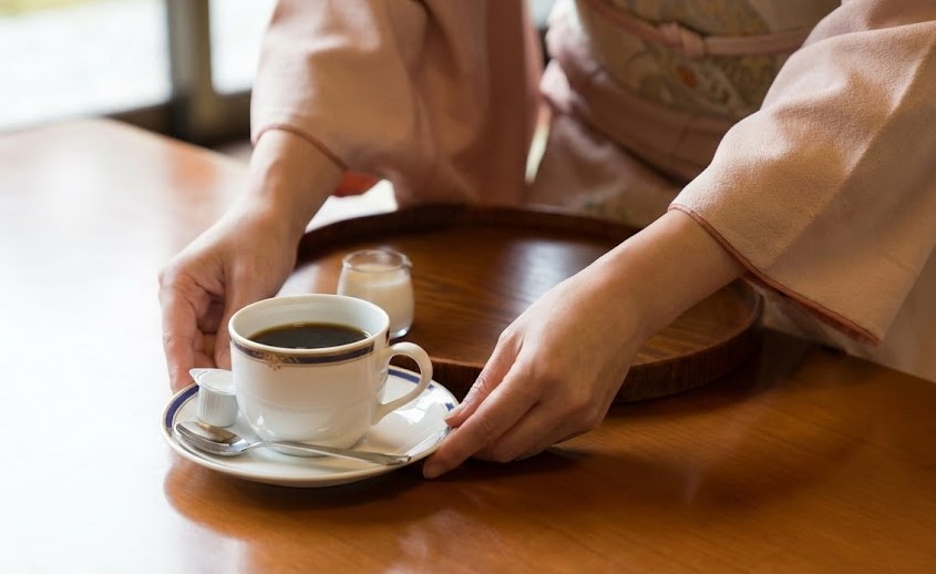 実践的なコーヒーと砂糖ミルクの置き方や出し方の手順