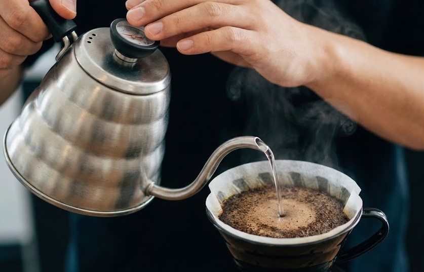 味を左右するお湯の温度と注ぎ方のコツ
